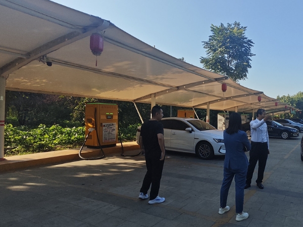 縣督考辦來康姆勒超級充電站寶相寺站展開督導觀摩活動